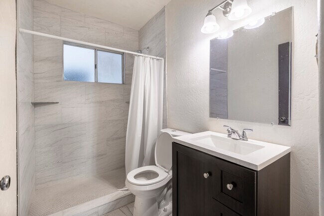 Building Photo - 1324 E Hall St