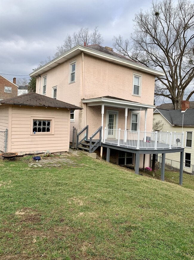 Building Photo - 916 Pine Rd