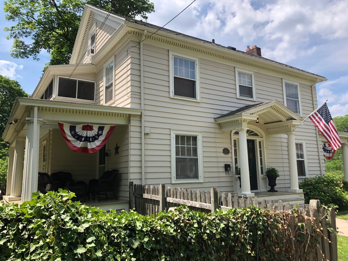 1828 E Genesee St Unit 1 Available, Syracuse, NY 13210 Apartments in