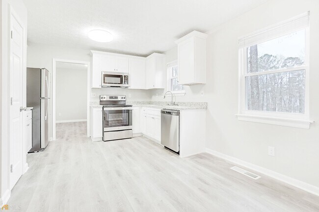 Building Photo - 1296 Larkview Dr SW