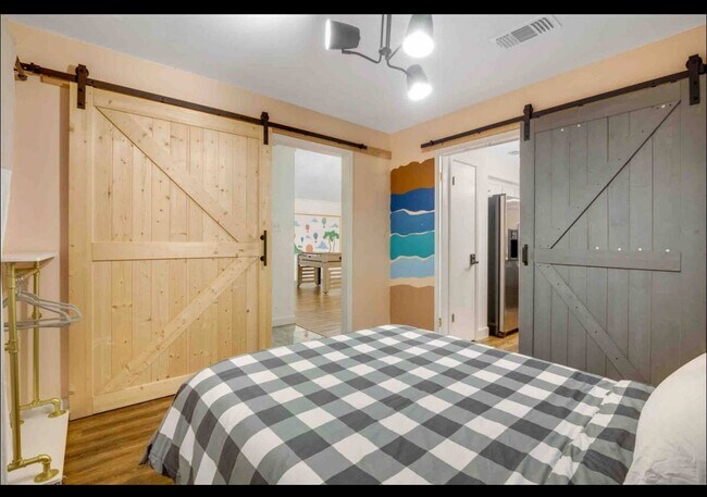 Foto del edificio - 3107 Cherry Creek Dr