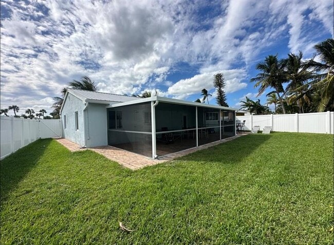 Building Photo - 356 Granada St