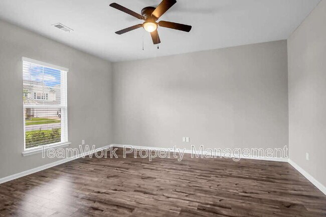 Foto del edificio - 158 Hayworth Rd