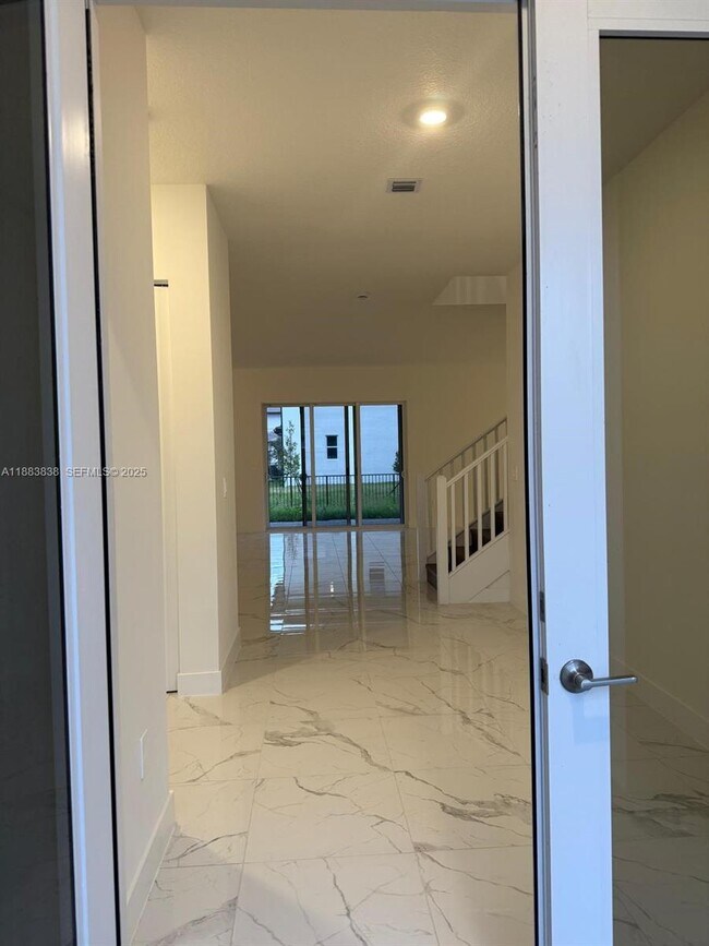 Foto del edificio - 12303 SW 44th St