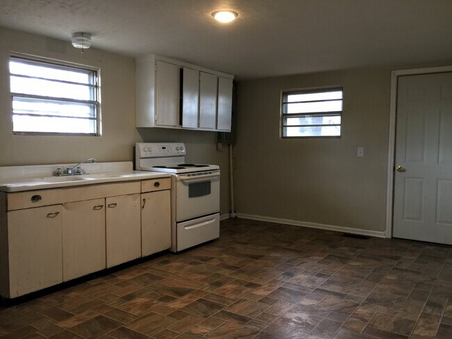 Building Photo - 2 Bedroom