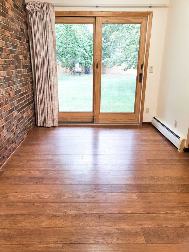 Foto del edificio - 4872 Elmwood St