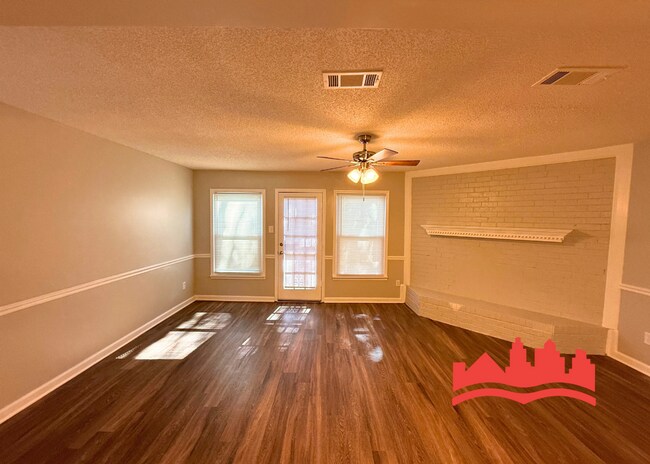 Foto del edificio - 5555 Blossom Ln