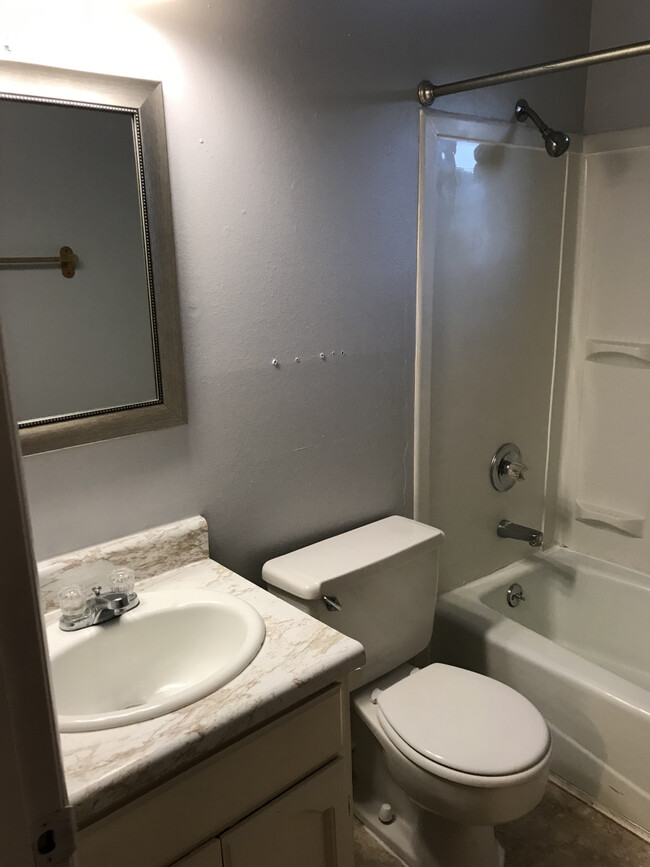Building Photo - E 23rd 4 Plex
