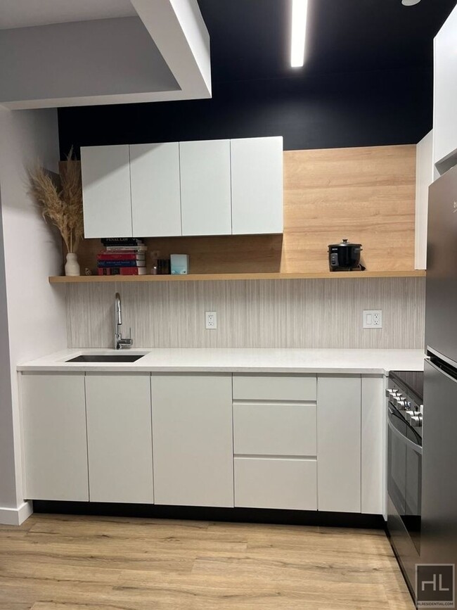 Building Photo - LEASE-BREAK!!! Spacious STUDIO apartment i...