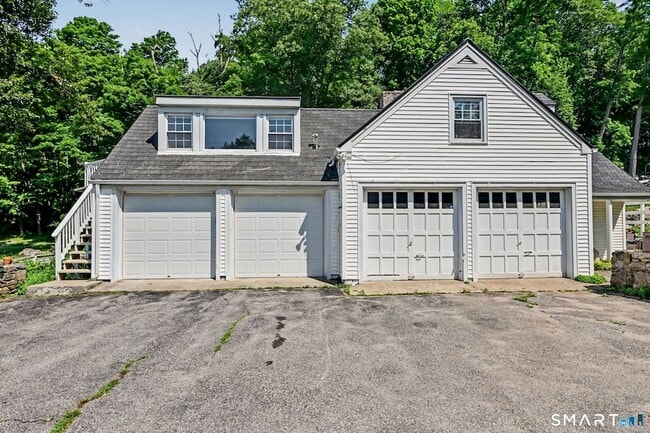 Photo - 723 Riverbank Rd House