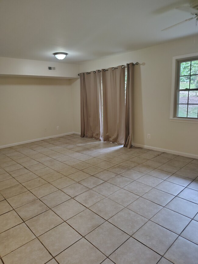 Building Photo - 5956 Westchester Park Dr