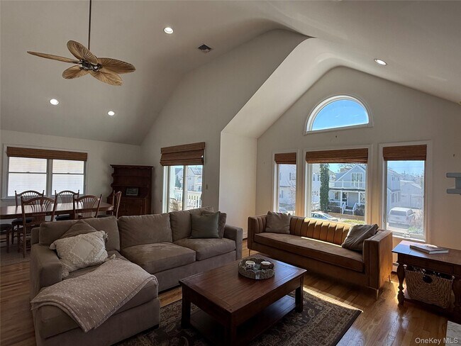 Foto del edificio - 227 W Pine St