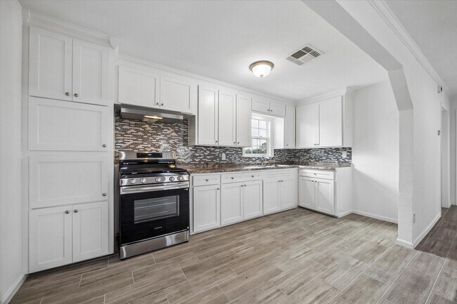 Building Photo - 609 Avenue M