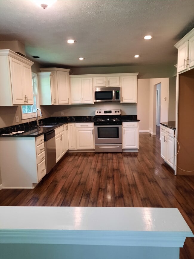 Building Photo - 1502 Amboy Dr