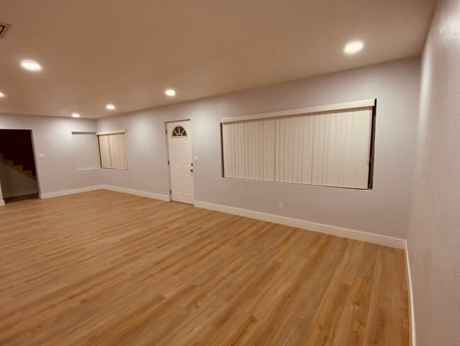 Sala de estar principal - 131 W Atwater Ave