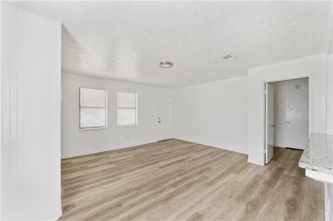 Building Photo - 210 Tanglewood Ln