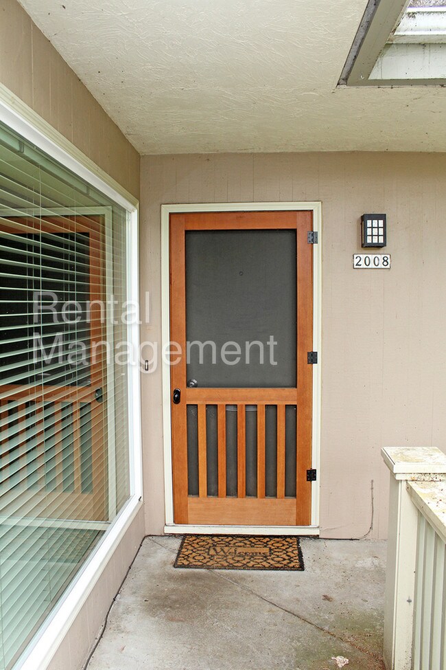 Building Photo - Mid-Century Lovely in the Heart of Irvington
