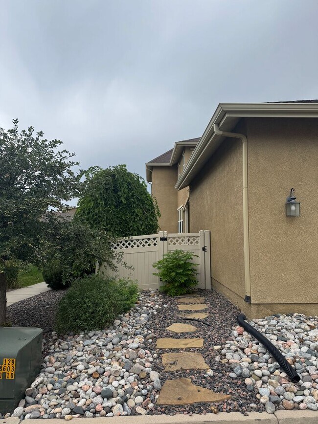 Foto del edificio - Main level living! 3 bed, 3 bath, 2 car ne...