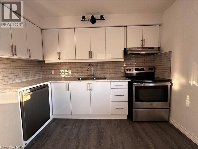 Photo du bâtiment - 73 FOURTH Avenue Unit# 2