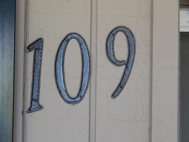 Building Photo - 2825 N Los Felices Rd