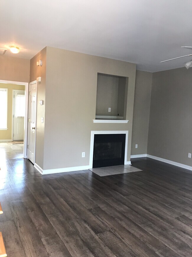 Building Photo - 2865 Bennington Dr