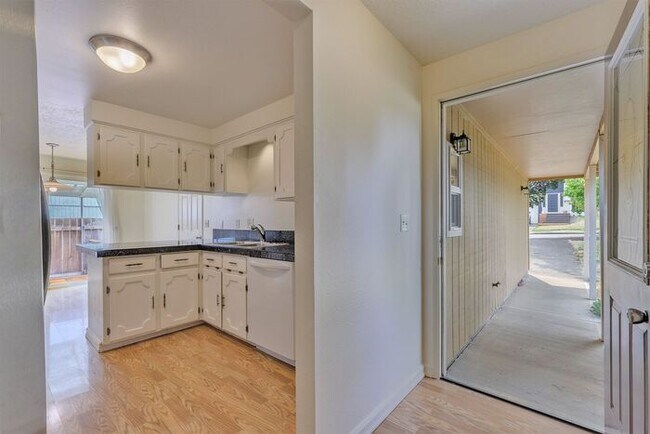 Foto del edificio - Freshly Updated 3-Bedroom Home with Fenced Backyard in Forest Grove!