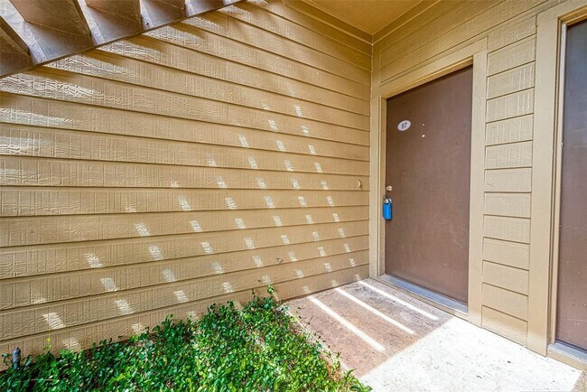 Building Photo - 10049 Westpark Dr