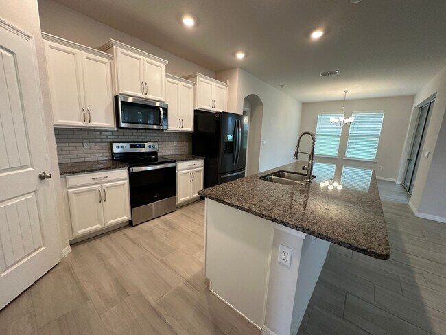 Foto del edificio - 4 Bedrooms/3 Baths/3 Car Garage House in L...