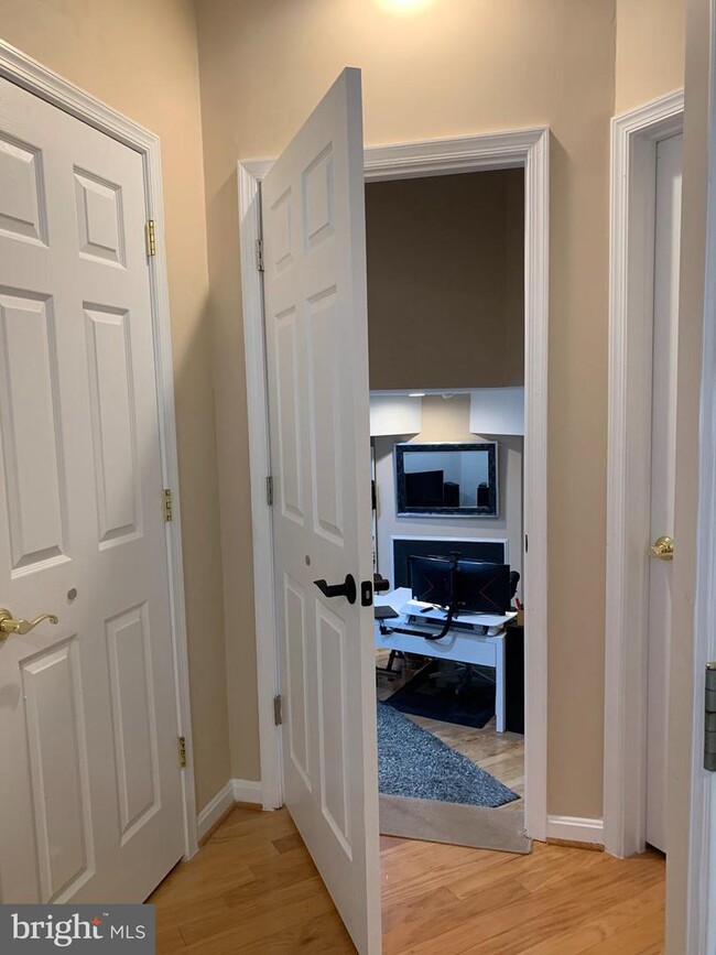 Building Photo - 4676 Carisbrooke Ln