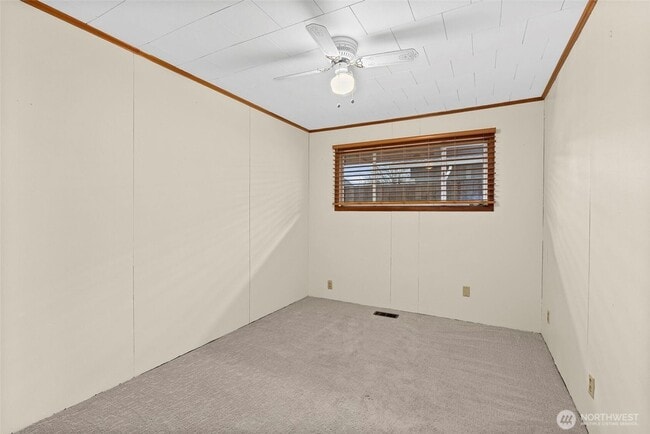Building Photo - 501 N Oak St