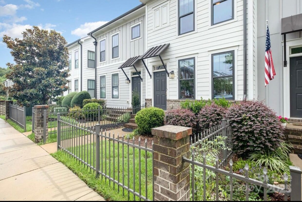 Primary Photo - 125 Capital Ave