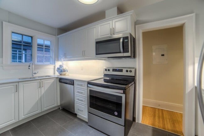 Building Photo - Lawrence Duplexes
