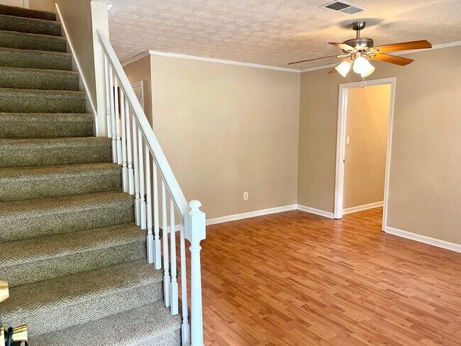 Foto del edificio - Delightful Upstairs 3 Bedroom / 2 Bathroom Quad-Unit in Fayettevile!
