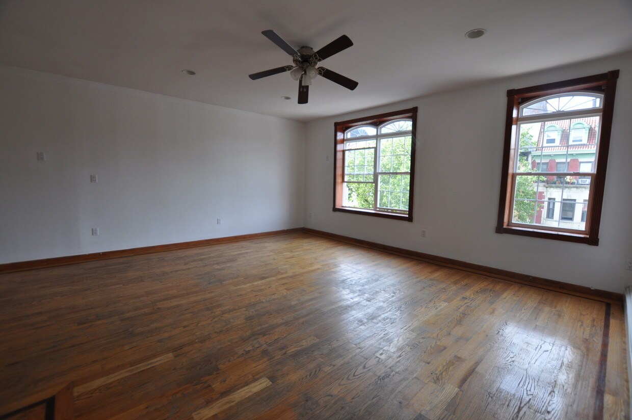 Primary Photo - 344 Parkside Ave