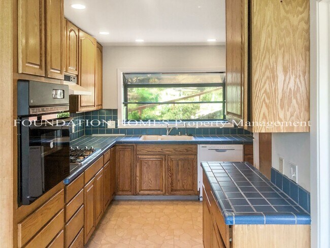 Building Photo - Enjoy sweeping views from top level duplex...