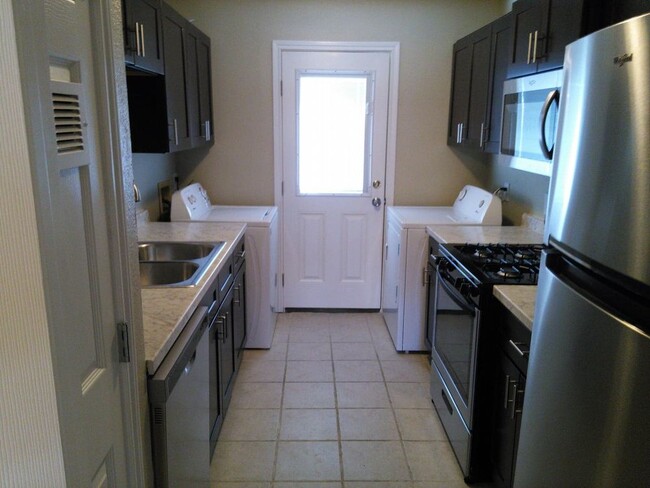 Building Photo - 2/1 in Groves PNGISD