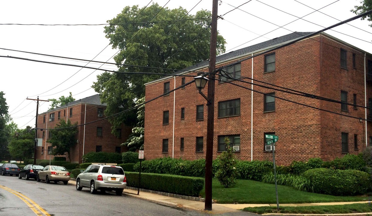 15 Beach Rd, Great Neck, NY 11023 15 Beach Rd Great Neck, NY