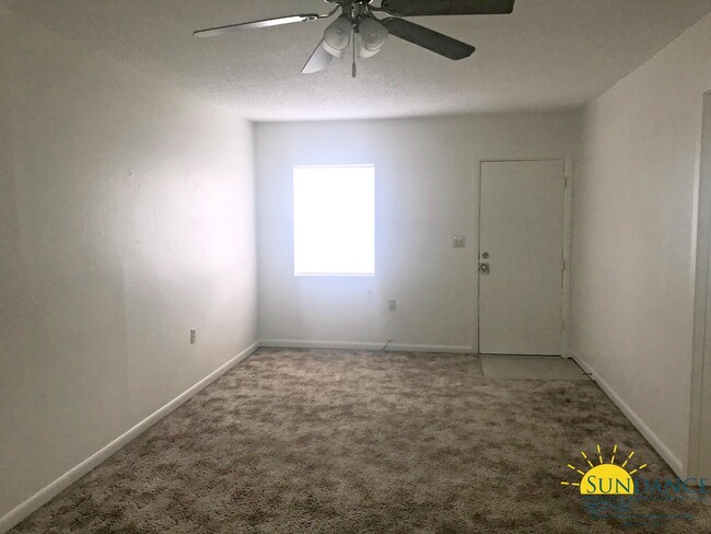 Building Photo - Freshly Painted 1 Bedroom Unit in Fort Wal...