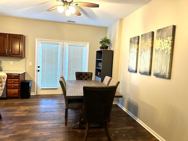 Building Photo - 2821 Trestle Ct SW
