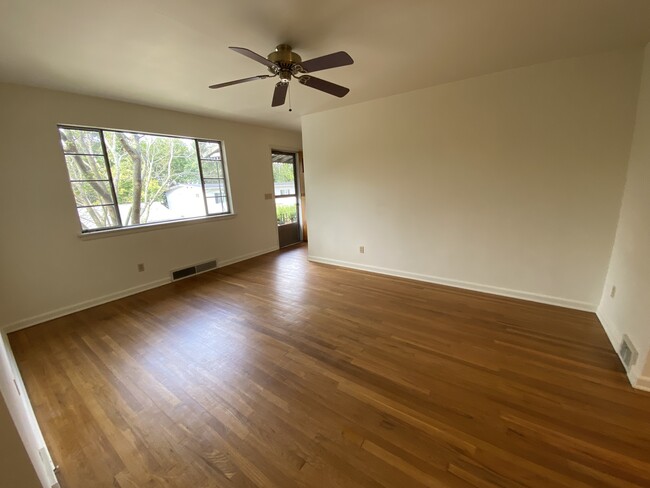Living room - 253 Riverview Ct
