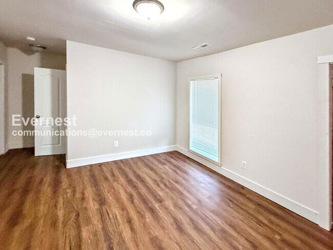 Building Photo - 203 9th Ave W