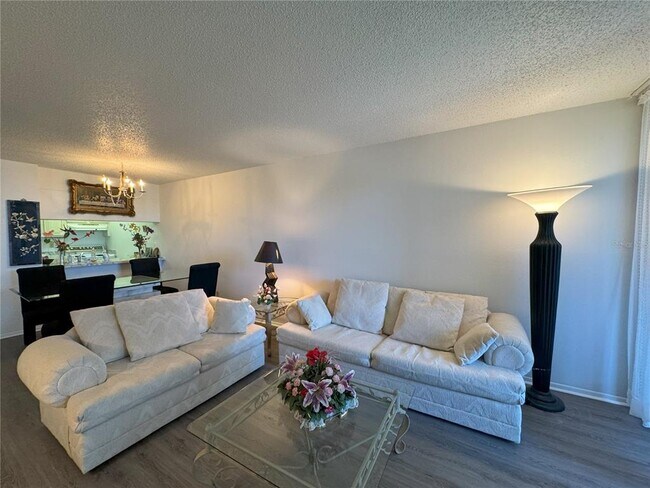 Foto del edificio - 14130 Rosemary Ln