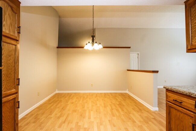 Foto del edificio - 5766 Pine Knoll Blvd
