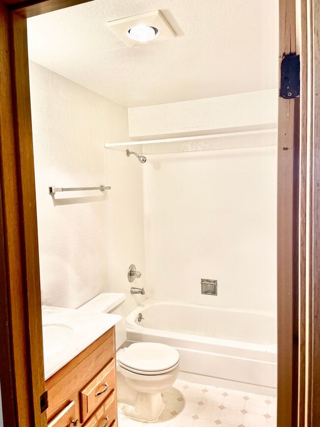 Foto del edificio - 2 Bed 1 Bath Upper Unit Apt In Lynnwood, $...