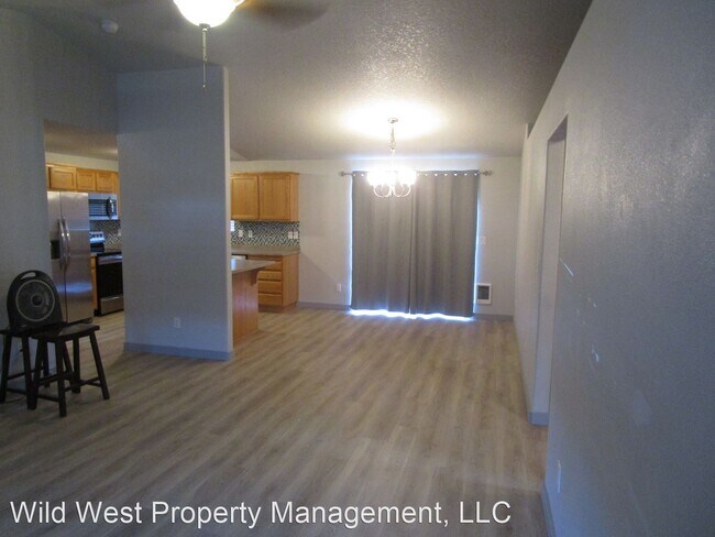 Building Photo - 3 br, 2 bath House - 675 NE Black Bear Street
