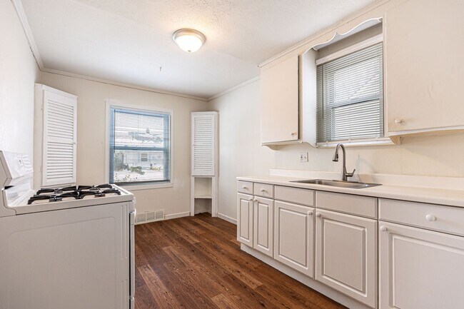 Building Photo - 27710 Larchmont St