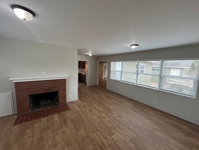 Building Photo - 323 Tognazzini Ave