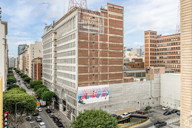 Building Photo - Spring Arcade Building