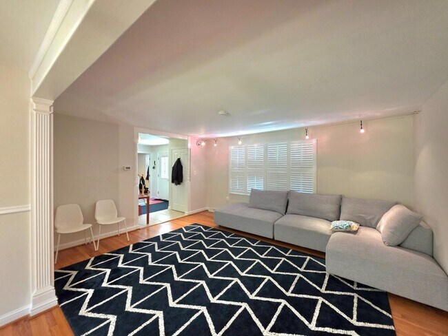 Building Photo - 10930 Howland Dr