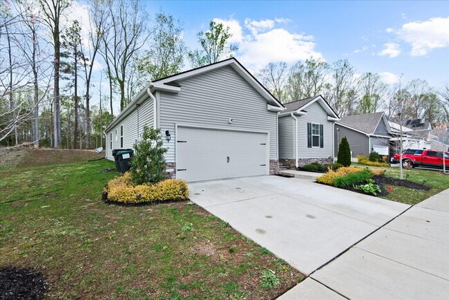 Building Photo - For Rent: Modern 4-Bedroom Home with Priva...
